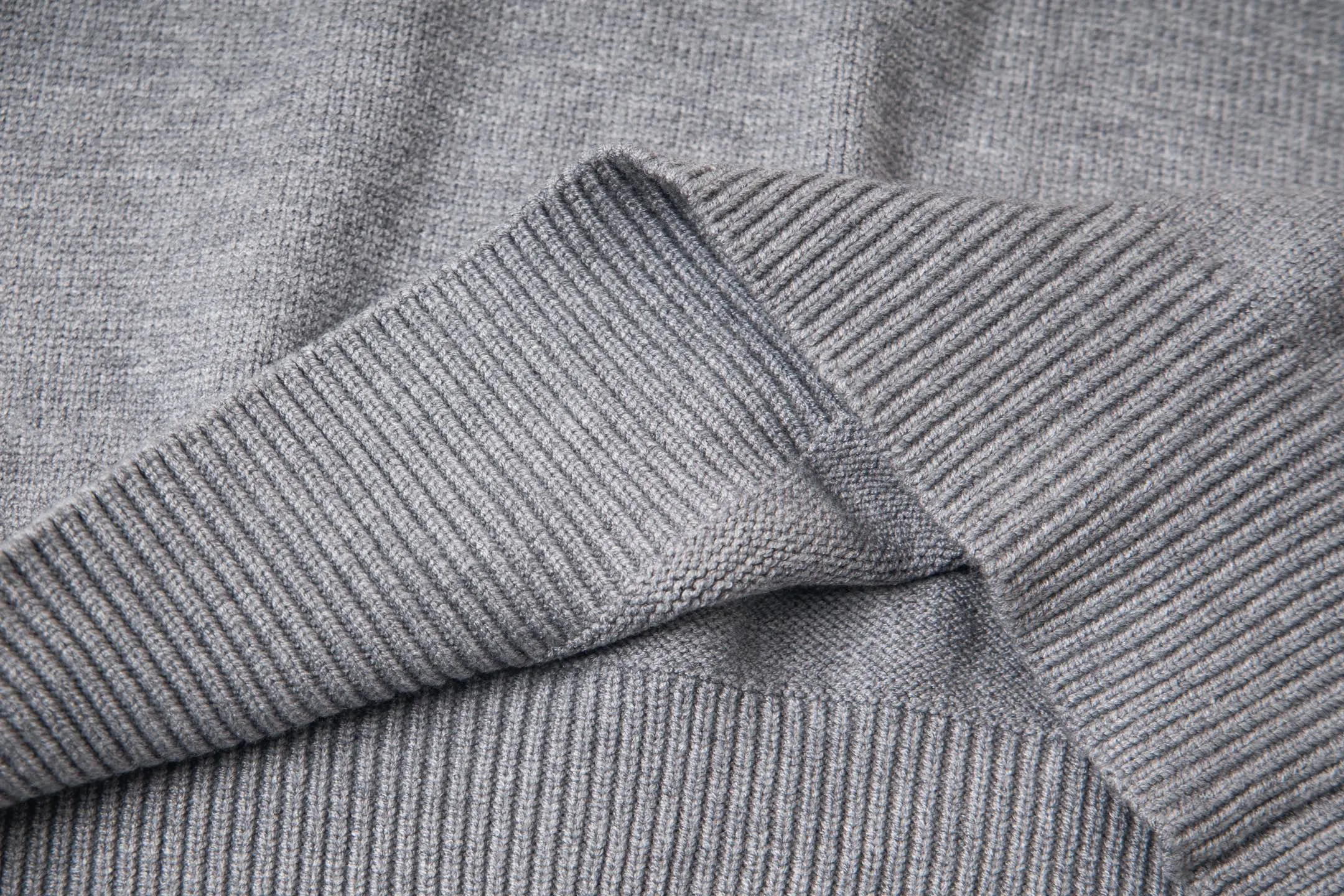 P230 Style number: Y258 Ralph Lauren POLO twist button open-chest sweater is a limited edition every year. There won’t be many styles in the store! Ralph Lauren men's half-button sweater. The shape is really nice. It can be worn alone or as a coat. It can be worn outside the inner layer. It is versatile and looks good. Tag, hanging grain, washable, packaging bag, full set of accessories. The appearance is quite high. The workmanship is super exquisite. Color: navy, gray, apricot, navy. Size: S M L XL